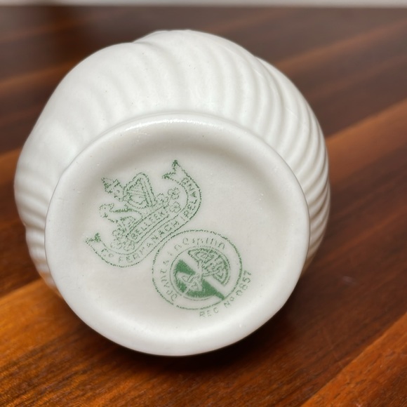 Belleek Irish vase - Picture 5 of 5